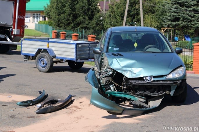Zderzenie dwóch samochodów pod Urzędem Gminy
