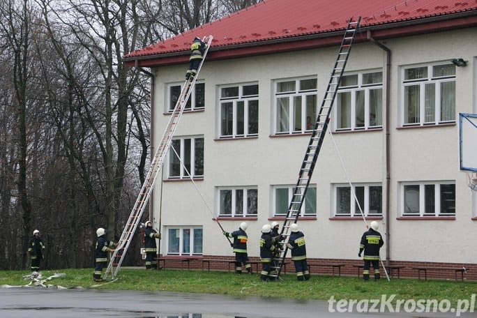 Szkoła ewakuowana po pożarze - ćwiczenia w Zręcinie
