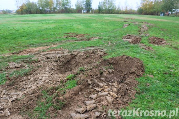 Tir wjechał na boisko piłkarskie w Szczepańcowej