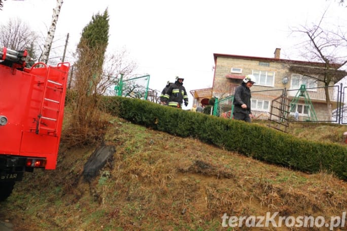 Poraj. Rozpalili ognisko w domu