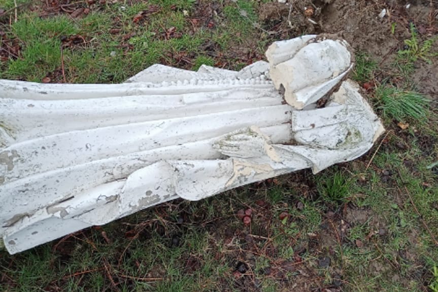 Zniszczona figura Matki Boskiej