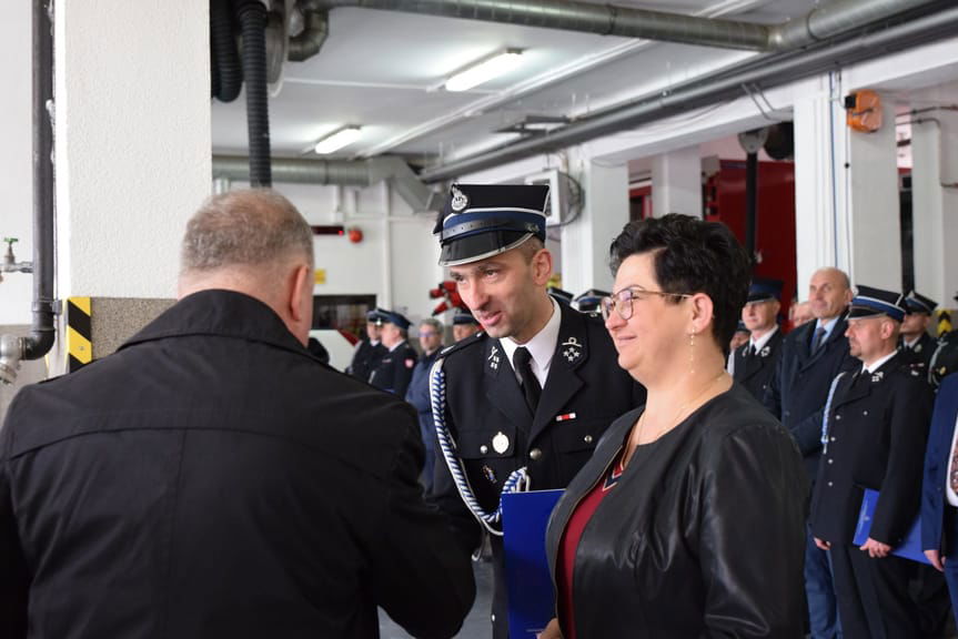 Odbiór promes przez przedstawicielei OSP Miejsce Piastowe