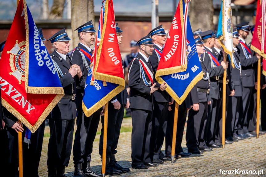 Poczty sztandarowe w trakcie Wojewódzkich Obchodów Dnia Strażaka 2022 w Kalwarii Pacławskiej