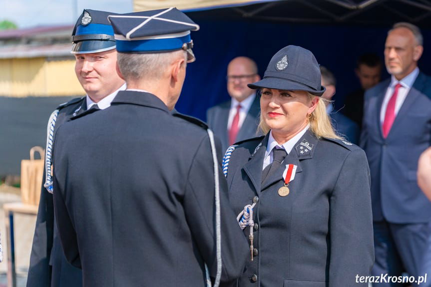 Wójt Dorota Chilik odbiera medal za zasługi dla pożarnictwa