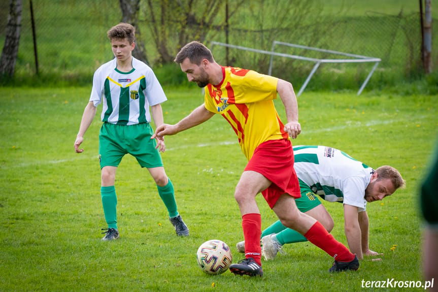 Z meczu Tęcza Zręcin - Orzeł Bieździedza