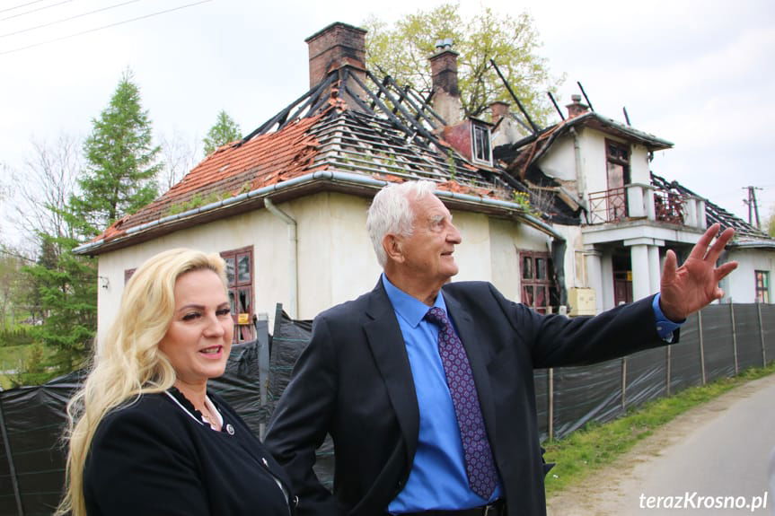 Dorota Chilik z Karolem Sulimirskim przed dworem w Kobylanach