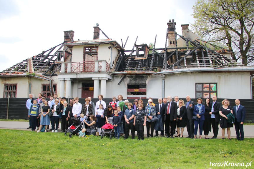 Uczestnicy uroczystości pogrzebowych przed Dworem Sulimirskich