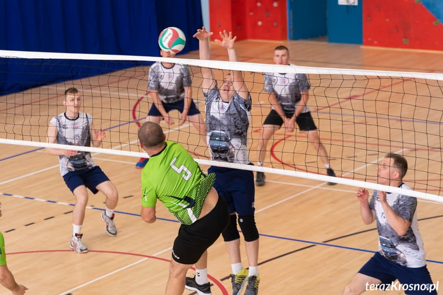 Policjanci i pracownicy policji rywalizowali pod siatką