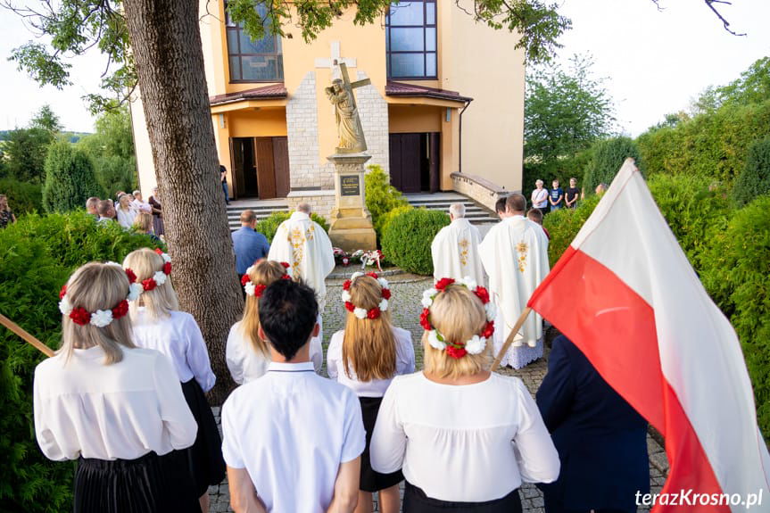 Uroczystośc pod kościołem w Żeglcach