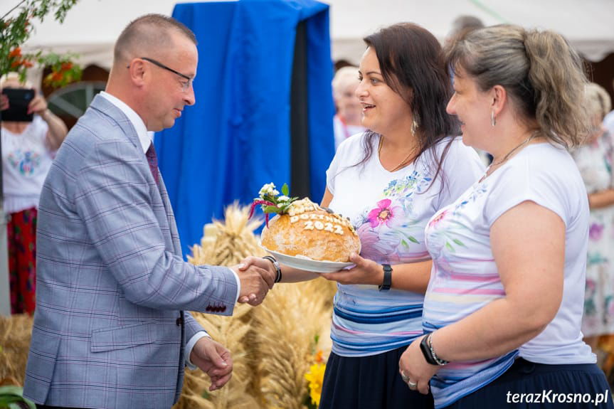 Przekazanie bochenków chleba na dozynkach w Świerzowej Polskiej