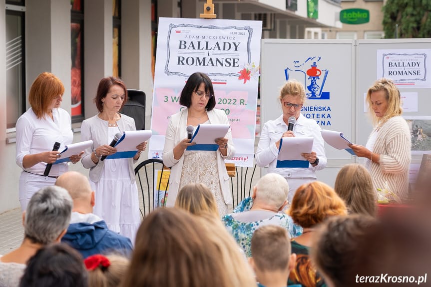 Ballady i romanse wybrzmiały przed Krośnieńską Biblioteką Publiczną
