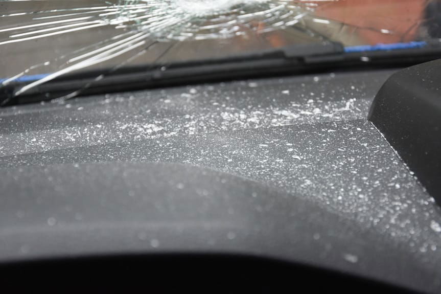 Uszkodzona szyba radiowozu