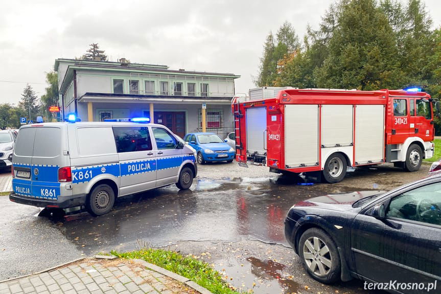 pazażer zatrzaśnięty w toalecie pociągu