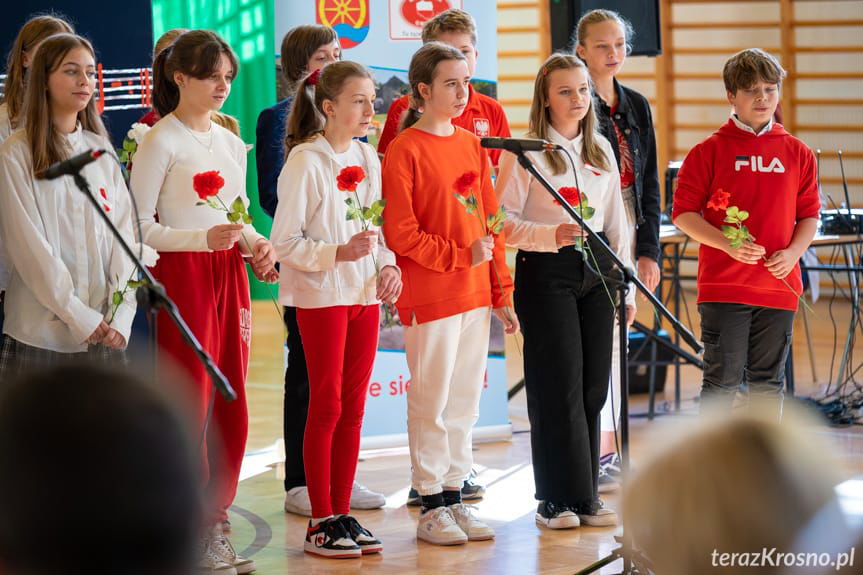 Uczniowie szkoły podstawowej w Rogach