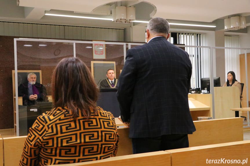 Rodzice zmarłego przed sądem w Krośnie
