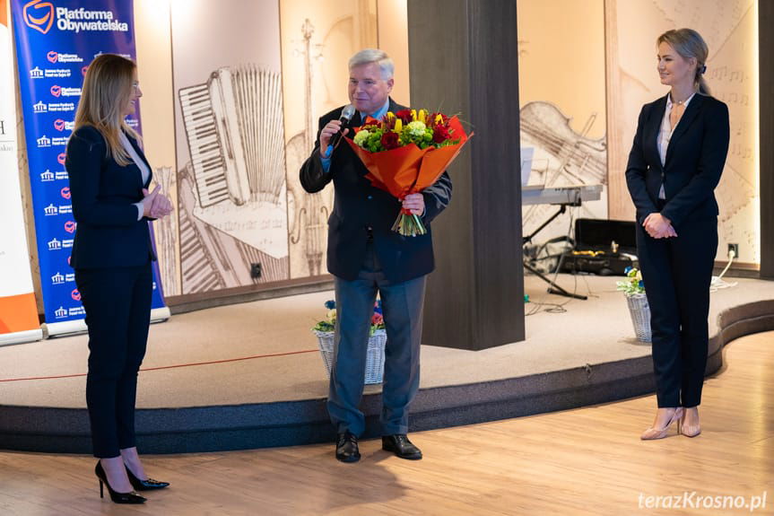 Piotr Przytocki z kwiatami