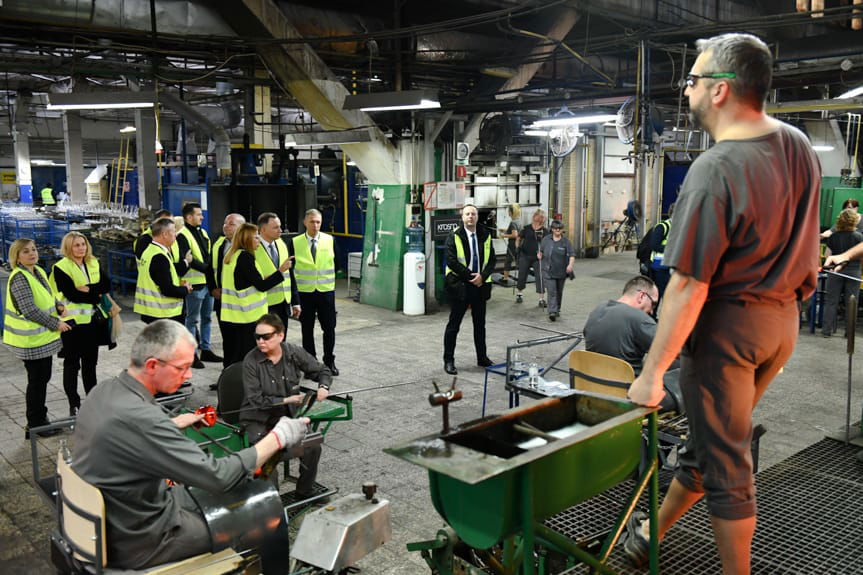 Prezydent Andrzej Duda w hucie szkła w Krośnie