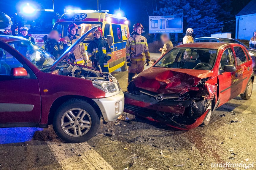 Zderzenie opla i toyoty na skrzyżowaniu w Krośnie