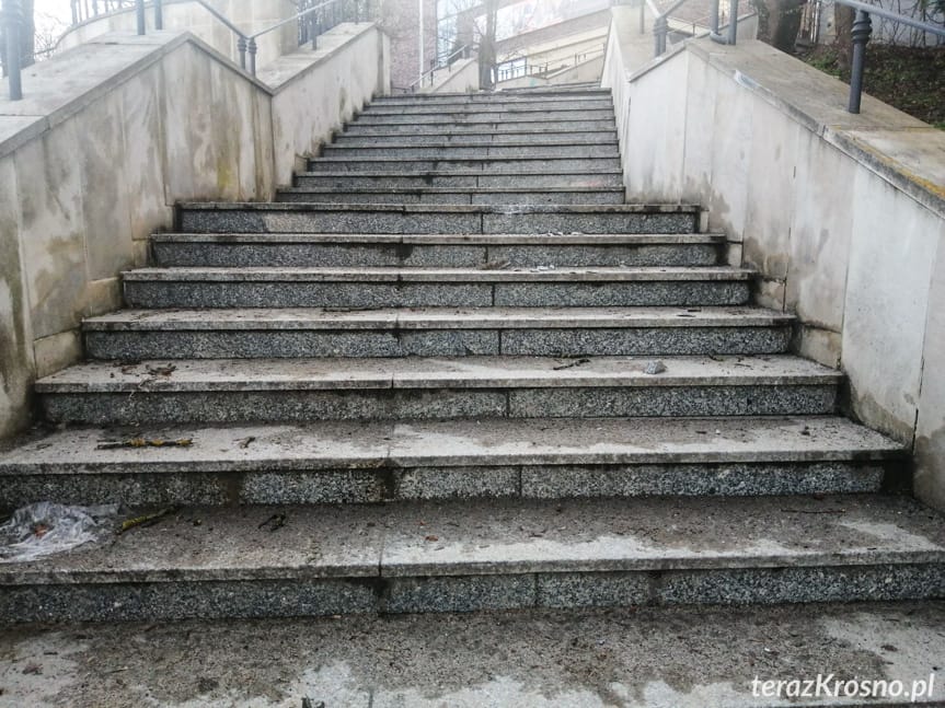 Zjechał samochodem po schodach przy ulicy Blich