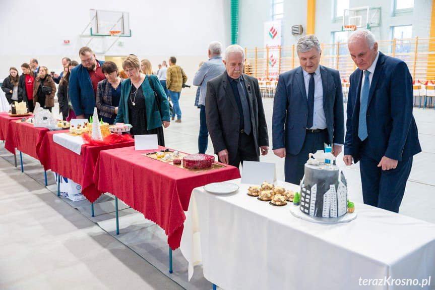 Goście oglądają prace młodych cukierników