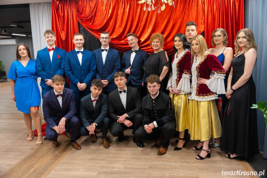 Uczniowie naftówki na studniówce