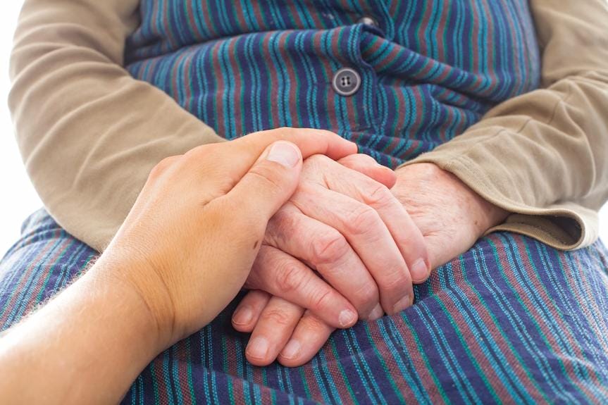 81-latka straciła oszczędności życia i biżuterię