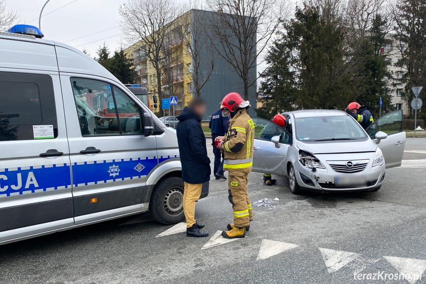 Zderzenie dwóch samochodów na rondzie