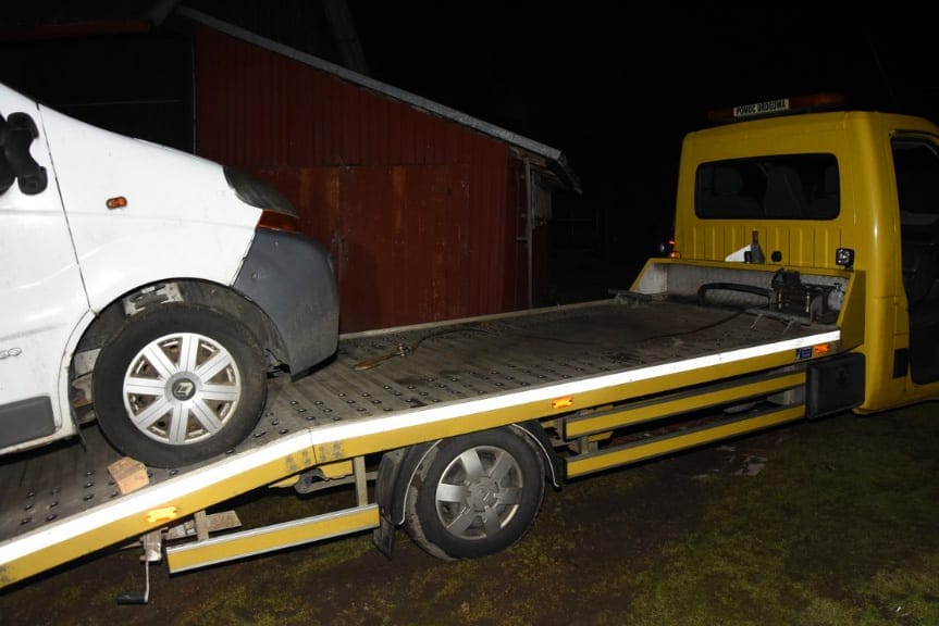 Mężczyzna został przygnieciony przez samochód