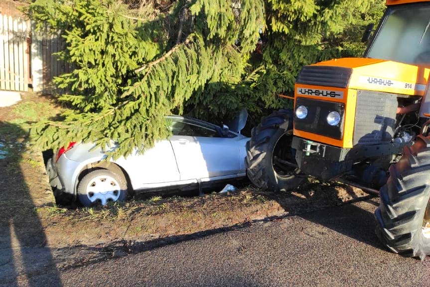 Rozbiła samochód w przydrożnym rowie