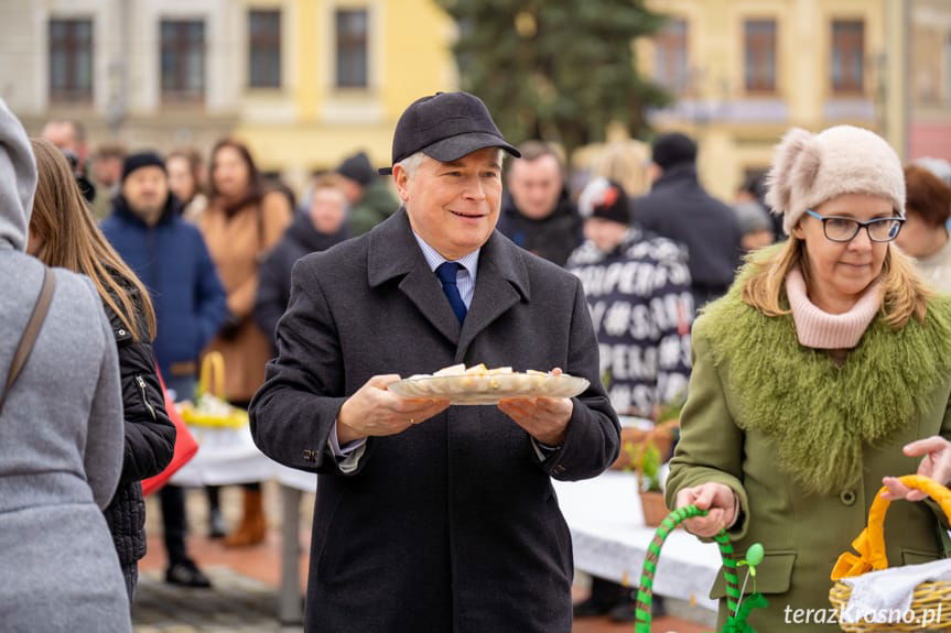 Święcenie Pokarmów Wielkanocnych na rynku w Krośnie