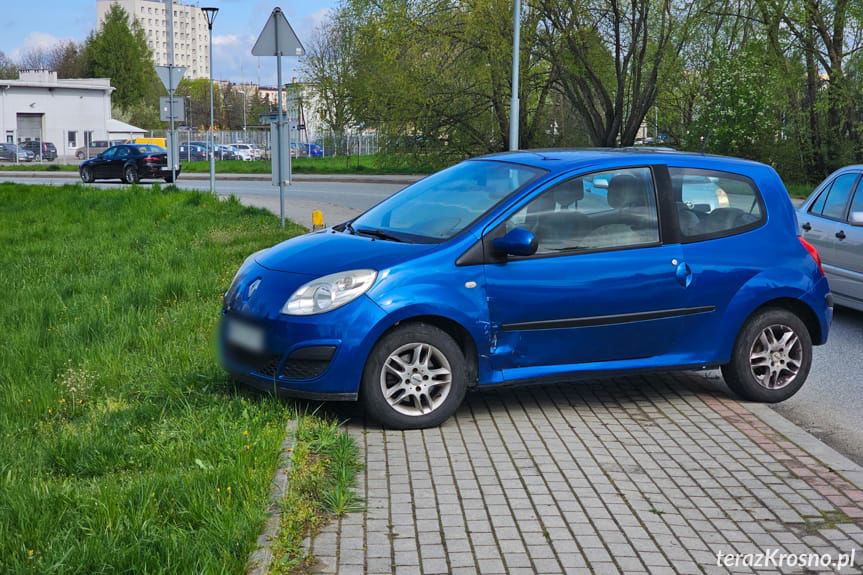 Uszkodzony samochód po kolizji w Krośnie na skrzyżowaniu