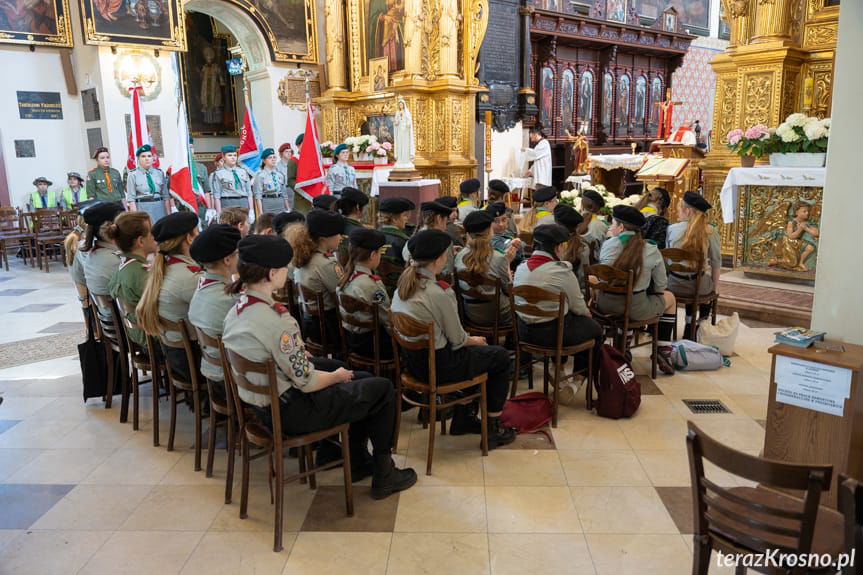 Msza święta w farze Krosno z okazji jubileuszu ZHP Krosno