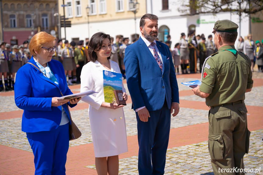 Moment wręczenia Honorowych Odznak Ruchu Przyjaciół Harcerstwa