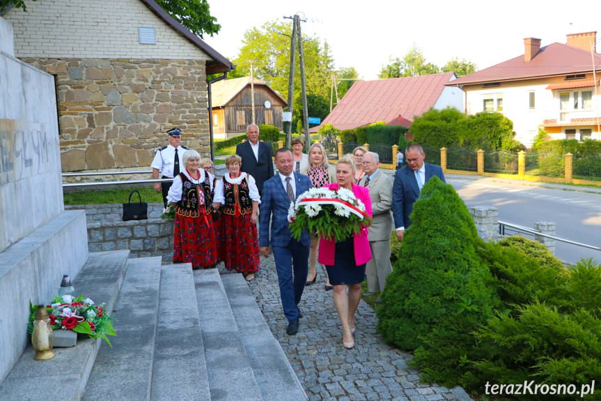 złożenie kwiatów przy pomniku w Kobylanach