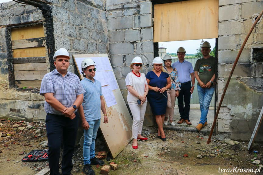 Uczestniczy konferencji prasowej w Dworze w Kobylanach