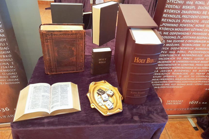 Zabytkowe eksponaty w Parku Załuskich w Iwoniczu