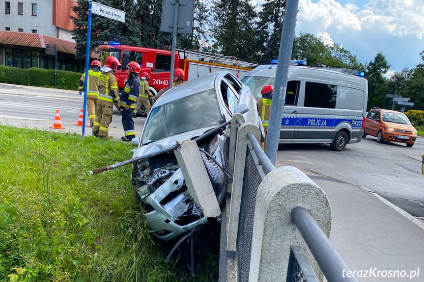 Uderzyła w bariery mostu