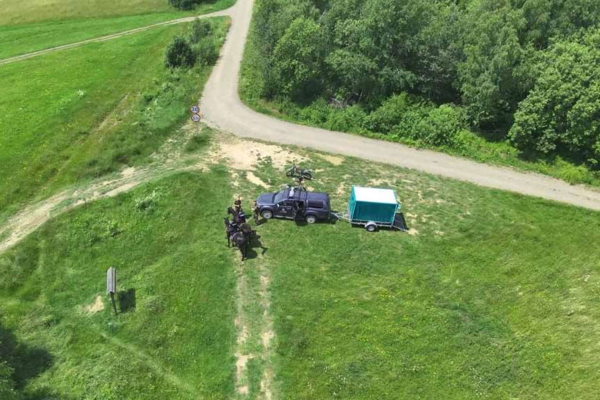 Przymiarki, policjanci pomają mężczyźnie