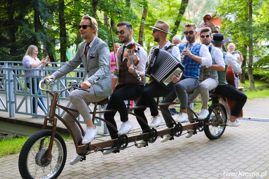 Festiwal im. Hanki Ordonówny w Rymanowie-Zdroju. Orkiestra na dużym rowerze porwała publiczność