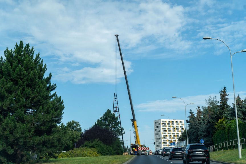 Drabina do nieba już góruje nad Rzeszowem. Trwa montaż pomnika