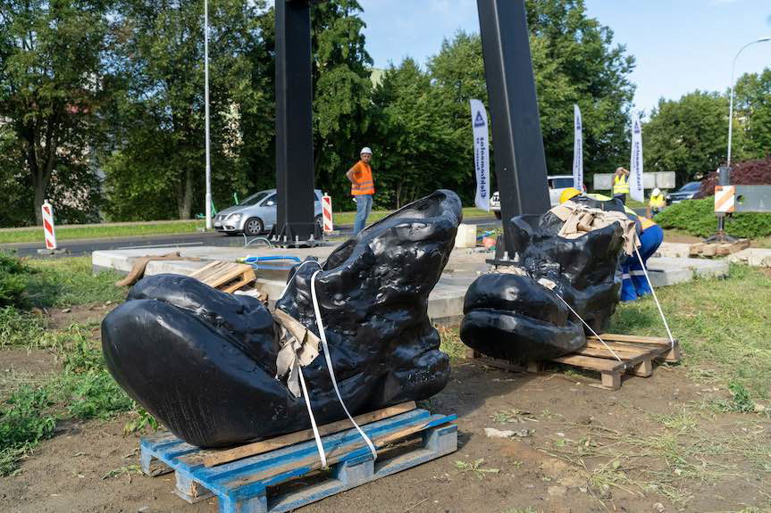 Drabina do nieba już góruje nad Rzeszowem. Trwa montaż pomnika