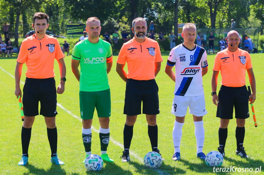 Sędziowali (od lewej): Łukasz Podgórski, Krzysztof Kosiek, Łukasz Machowski; na zdjęciu z kapitanami drużyn - Krystianem Gębarowskim i Bartoszem Lenart