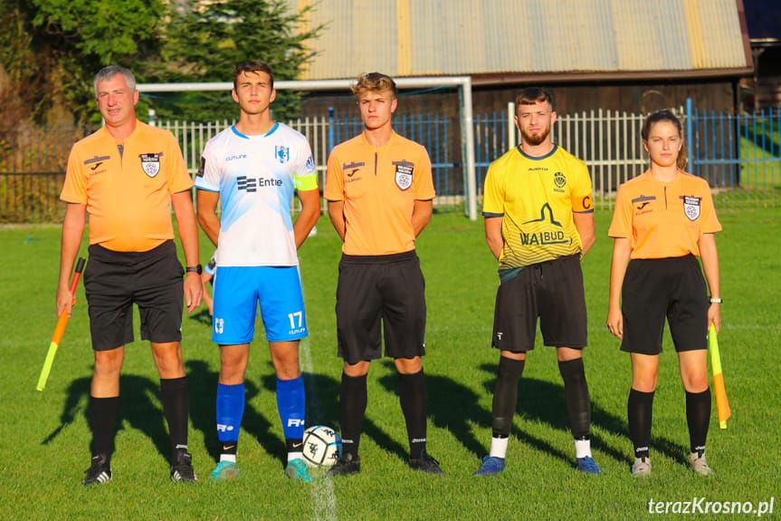 Marek Guzik, Dariusz Wais, Karolina Józefczyk; na zdjęciu także kapitanowe drużyn - Michał Wulw i Mateusz Rygiel