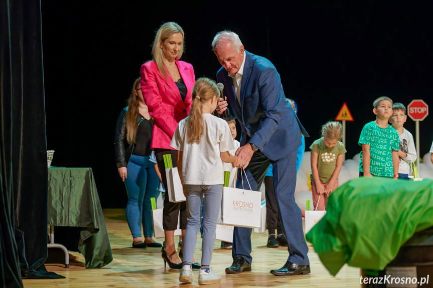 Wręczenie odblasków dla dzieci