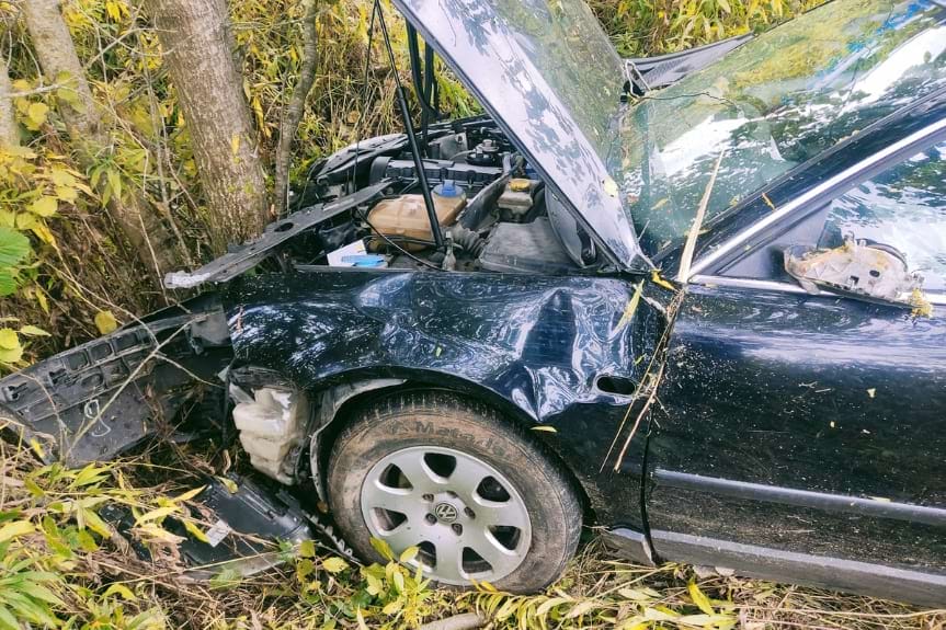 Przejechał przez rów i uderzył w drzewo