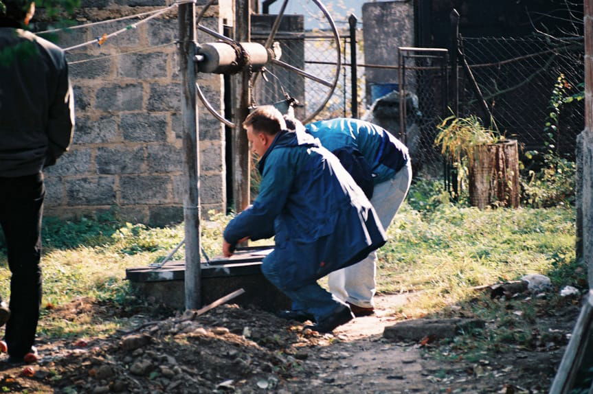 Strażacy przy studni w Jedliczu