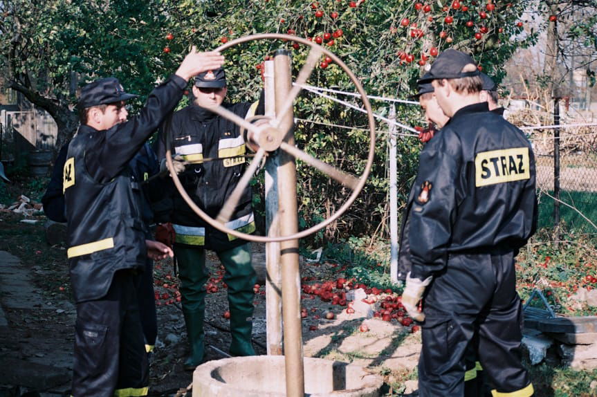 Strażacy przy studni w Jedliczu