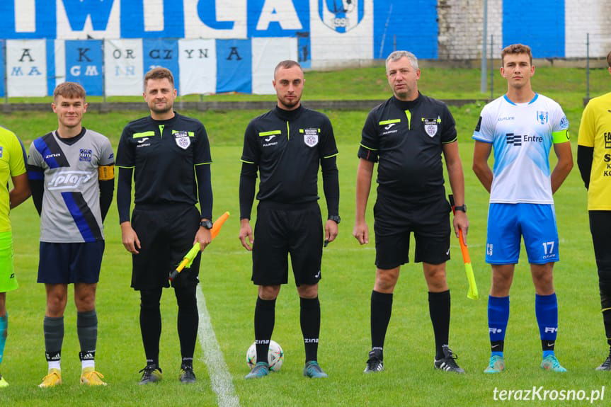 Sędziowali (od lewej): Sebastian Praisnar, Krystian Wiklowski, Marek Guzik; na zdjęciu z kapitanami drużyn: Jakubem Janochą i Michałem Wulwem.