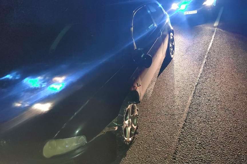 Uszkodzony znak i ogrodzenie przez pijanego kierowcę