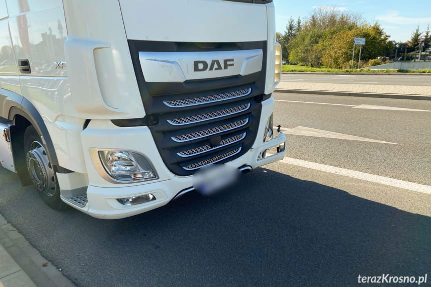 uszkodzony ciągnik siodłowy po kolizji w Krośnie